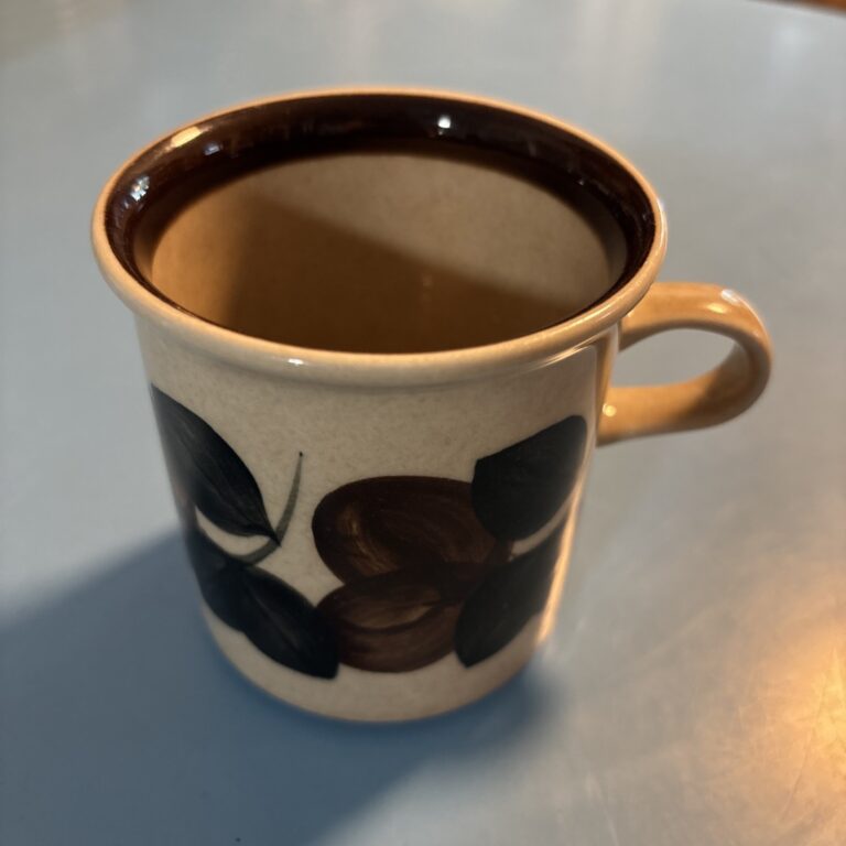 Read more about the article Arabia Finland RUIJA TROUBADOUR 3.5″ Brown Tan Cup – Very Good Condition