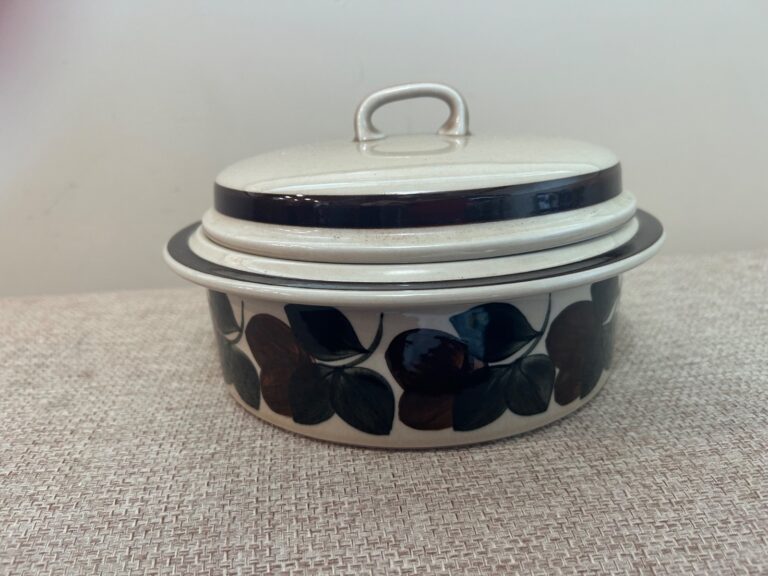 Read more about the article Arabia Finland Ruija Troubadour 8” Casserole Dish W/Lid  1-1/2 QT