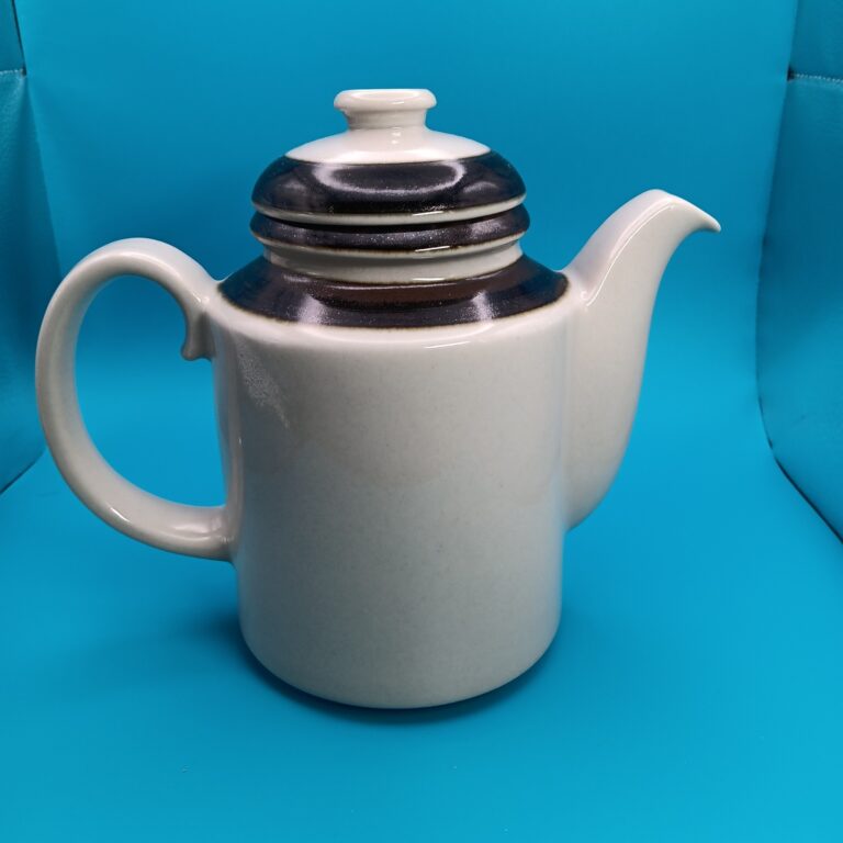 Read more about the article Vintage Arabia of Finland KARELIA Stoneware Coffee Pot MCM Brown Bands