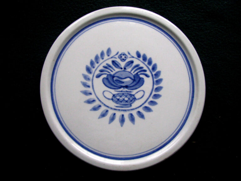 Read more about the article Vintage ARABIA FINLAND BLUE ROSE 6.5″ TRIVET hand painted with hanging loop