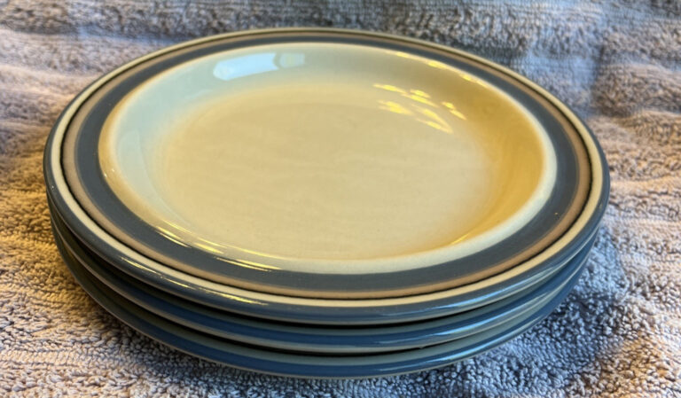 Read more about the article Set of 3 Vintage Arabia Finland Uhtua Salad/Dessert Plates 6 3/4″