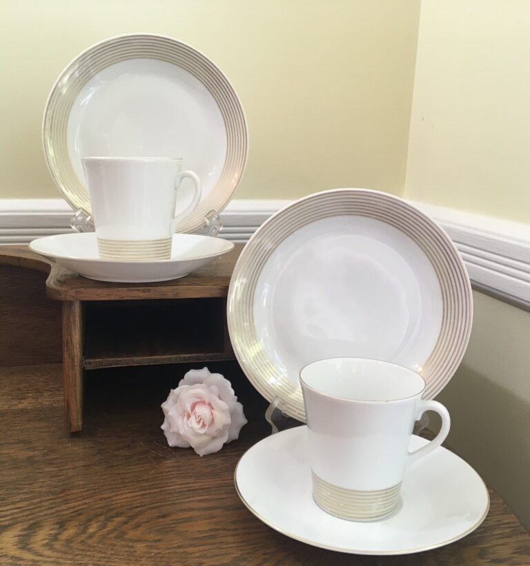 Read more about the article 🇫🇮Made by Arabia in Finland Designed by Raija Uosikkinen 2 TEACUP TRIOS JAANA