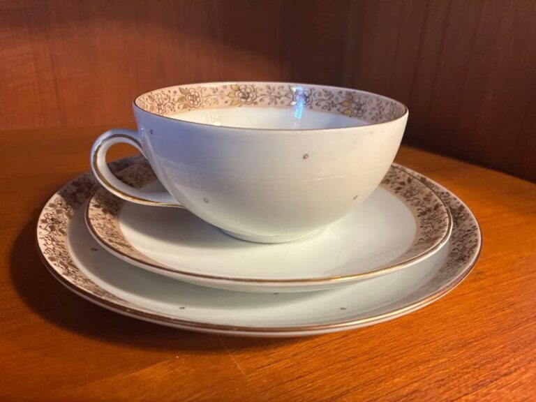 Read more about the article Arabia arabia vintage trio set series name unknown