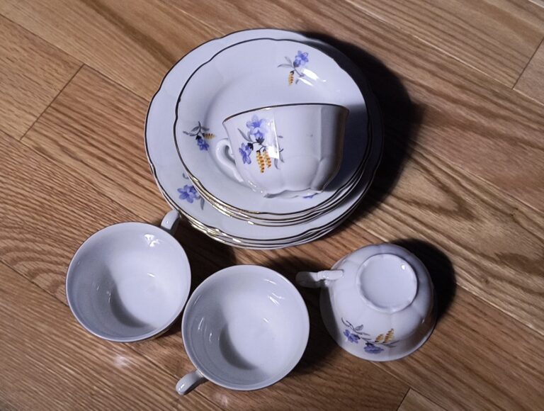 Read more about the article 4 VTG Arabia of Finland Windflower Design Teacups  Saucers  and Dessert Plates Set