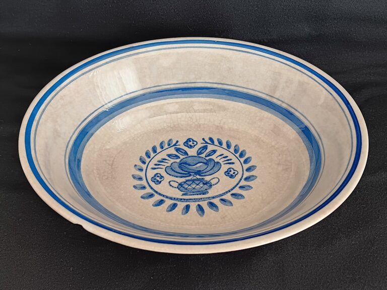 Read more about the article Vintage 8-½” ARABIA Finland “Blue Rose” Oval White and Blue Serving Bowl