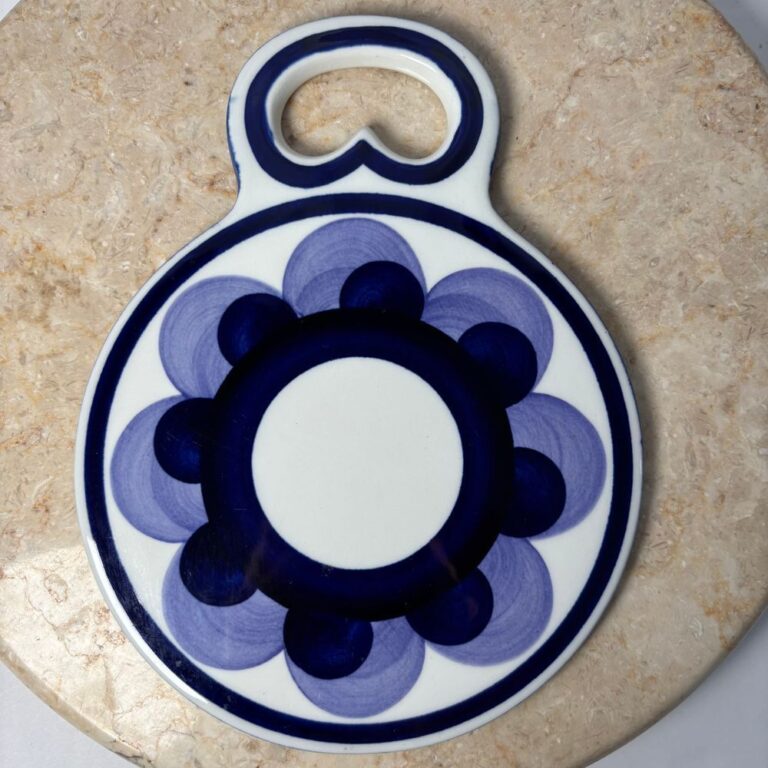 Read more about the article Arabia of Finland PAJU Round Ceramic Cutting Board ANJA JAATINEN-WINQUIST Blue