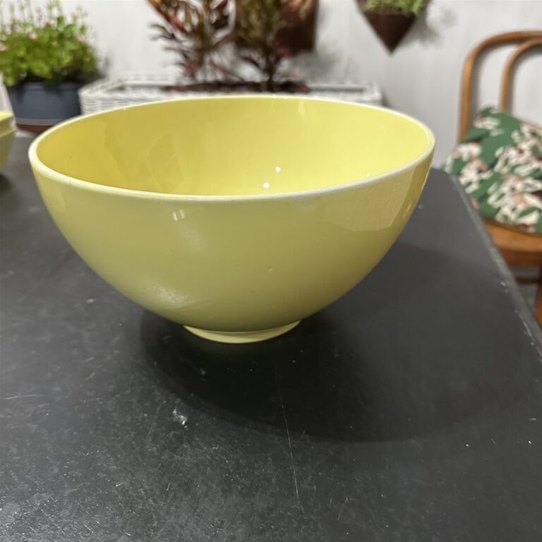 Read more about the article Vintage Arabia Finland Pottery Large Bowl Round Yellow Teema