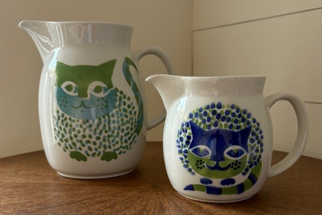 Read more about the article PAIR – Arabia Finland Blue and Green “Kissa” Cat Large and Small Pitchers