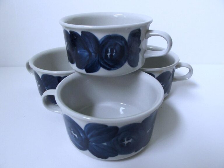 Read more about the article Set4 Arabia Finland Blue Anemone Stoneware Coffee Tea Cups Saucers MCM DanishMod
