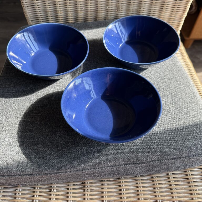 Read more about the article Vintage Arabia Finland Kilta Blue Soup Cereal Bowl Teema