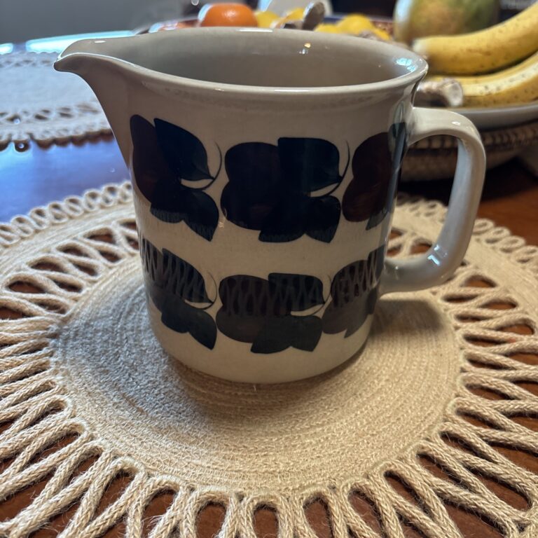 Read more about the article Arabia Finland RUIJA TROUBADOUR 5 1/2” Small Pitcher/Jug- Very Good Condition