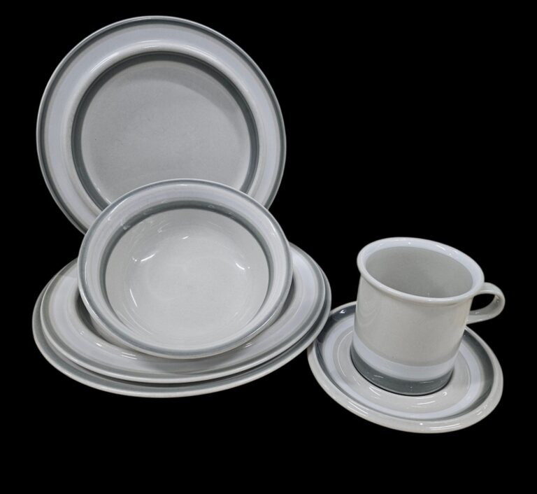 Read more about the article Arabia Finland Salla 5 Piece Place Setting Gray White Inkeri Leivo Stoneware