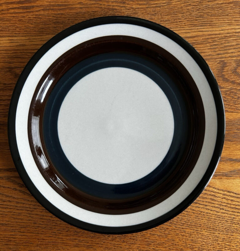 Read more about the article ARABIA KAIRA DINNER PLATE 10 1/4″  FINLAND  VINTAGE STONEWARE 1968-1972