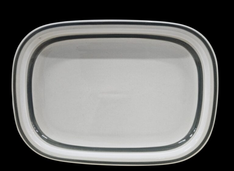 Read more about the article Arabia Finland Salla 14 Inch Oval Serving Platter White Gray Trim Inkeri Leivo