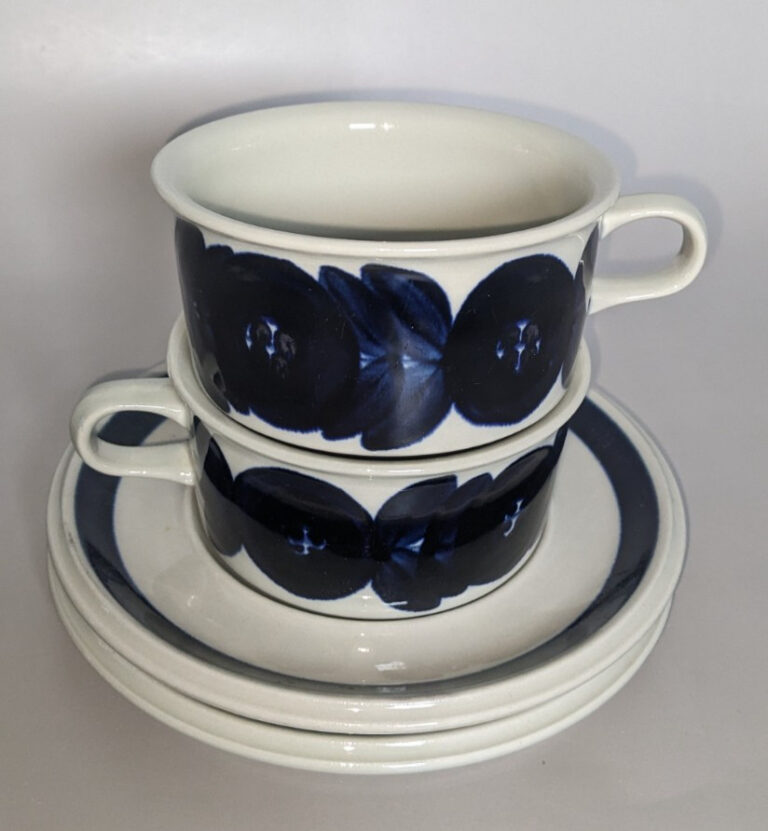 Read more about the article Arabia Finland Anemone Cobalt Blue  2 Flat Cups and Saucers **READ