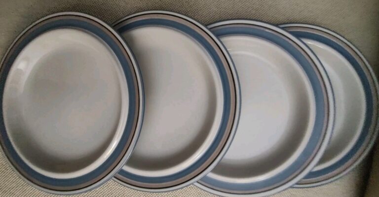 Read more about the article 4 Arabia of Finland Uhtua 7 3/4″ Salad Dessert Stoneware Plates