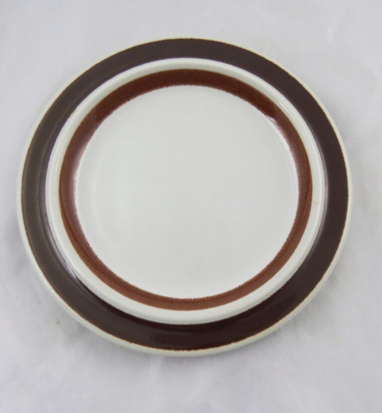 Read more about the article Arabia Finland Rosmarin Brown Bread Plate 6-1/2″ Ulla Procope Multiple Available