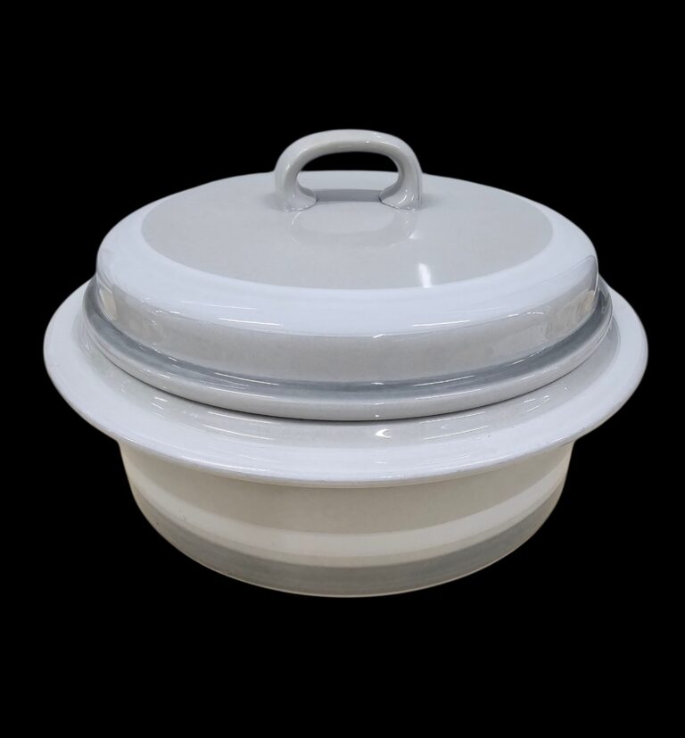 Read more about the article Arabia Finland Salla 1.5 Qt Round Covered Casserole Dish White Gray Inkeri Leivo