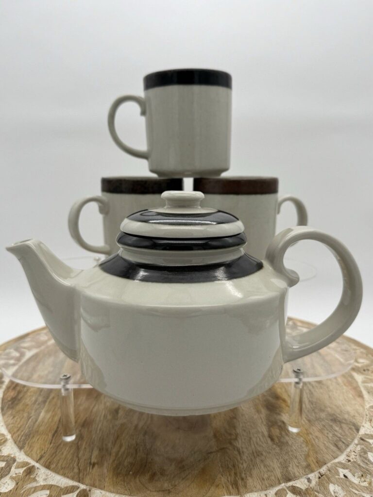 Read more about the article VTG Arabia of Finland Karelia Teapot with Steeper and 3 Mugs Scandinavian MCM