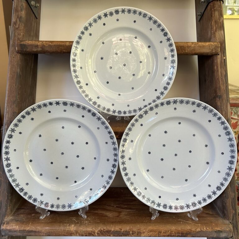 Read more about the article Arabia Snowflake large Dinner Plates 10.5” Made In Finland Mid 50’s Set Of 3
