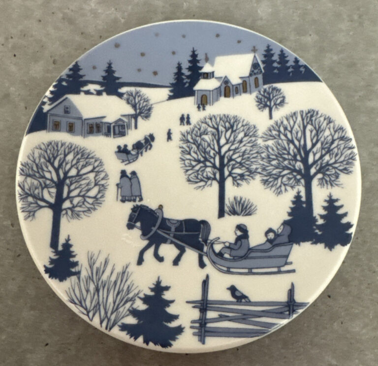 Read more about the article Arabia Finland Landscape Design R. Uosikkinen 4 7/8″ Christmas Vtg. Trinket Dish