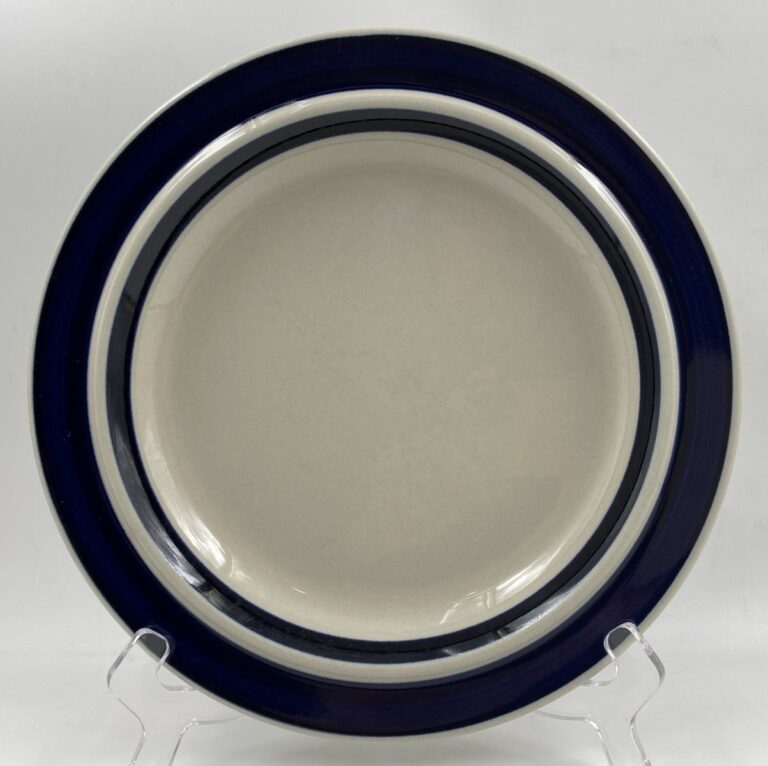 Read more about the article Arabia Finland Anemone Dinner Plate (s) 10 Inches Cobalt Blue