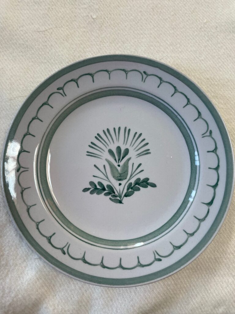 Read more about the article Set of handpainted Green Thistle Arabia of Finland plates  bowls  teapot