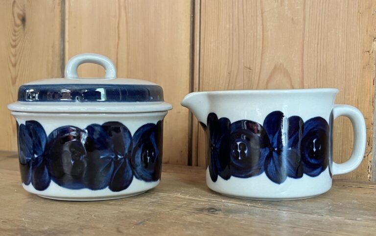 Read more about the article Arabia Anenome Cobalt Blue Sugar Bowl with Lid and Creamer Set Made in Finland