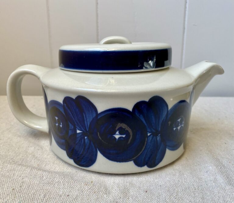 Read more about the article ARABIA Finland Anemone Blue Teapot with Lid Signed No Strainer