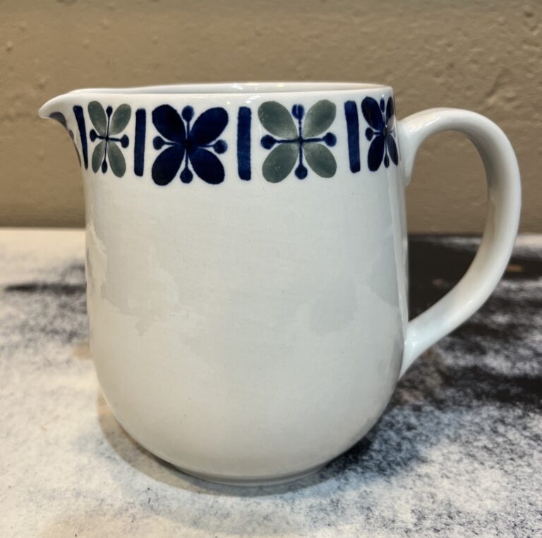 Read more about the article RARE VTG 1970s Pitcher Milk Jug Katrilli by Arabia of Finland 5.75” Ulla Procopé