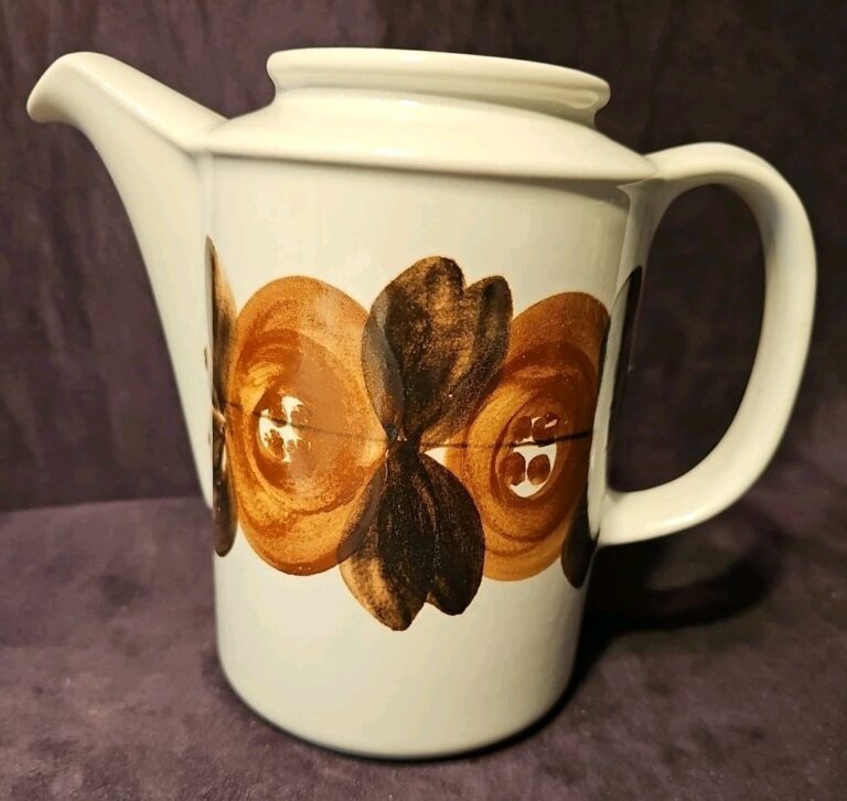 Read more about the article Arabia Finland Rosmarin Brown Anemone Teapot NO LID 40 oz 1971-84 GUC