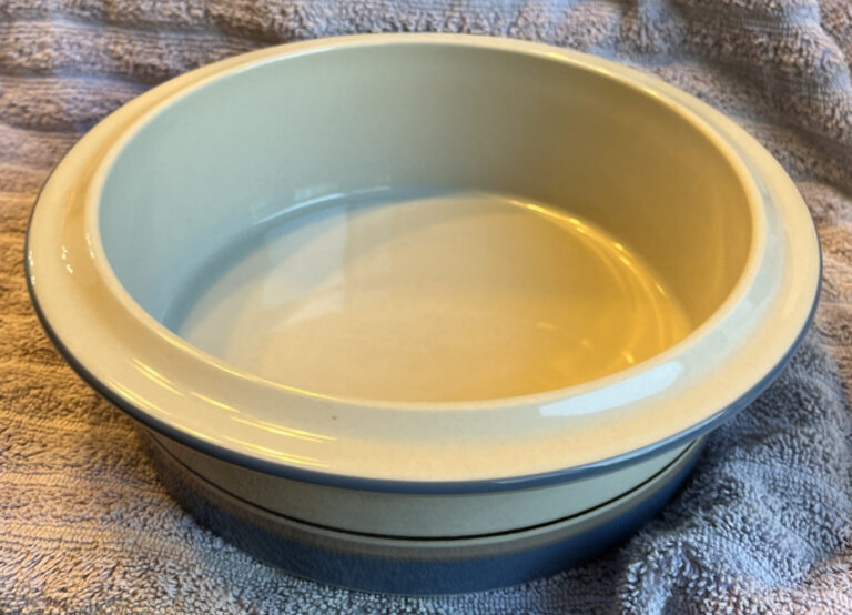 Read more about the article Arabia Finland Uhtua 9″ Serving Bowl Inkeri Leivo Blue Tan Vtg Rimmed Vegetable