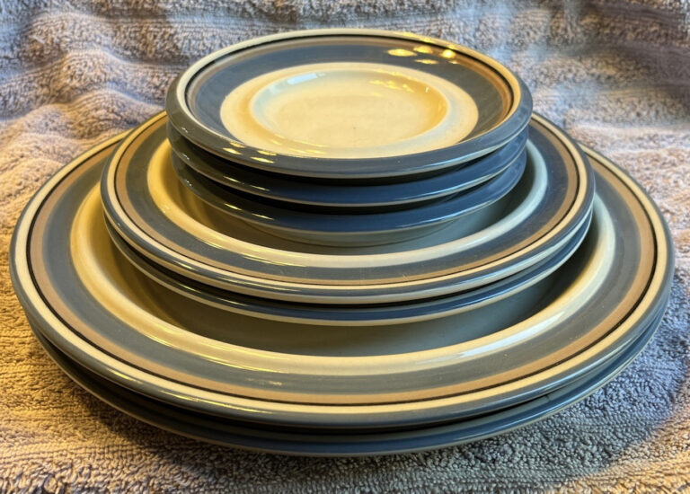 Read more about the article Arabia Finland Uhtua Plates Mixed Lot Lot Of 7 Blue Tan Bands Vtg