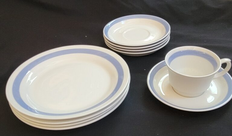 Read more about the article Arabia Ribbon Blue 4 Salad Plates 5 Saucers and 1 Cup