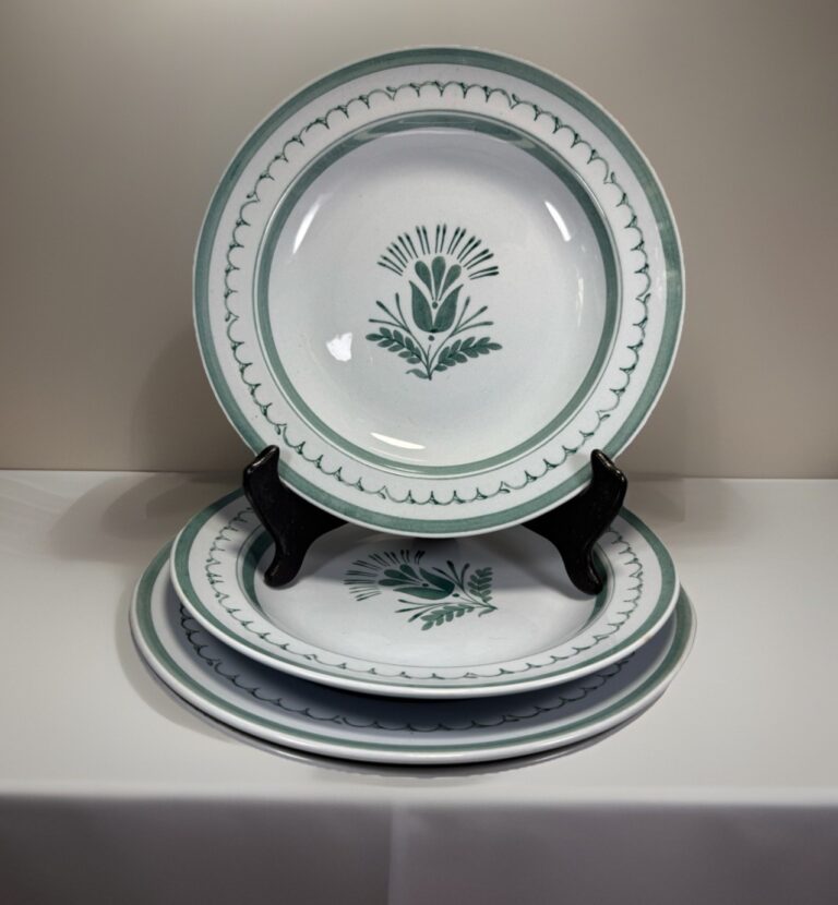 Read more about the article 4pc: (2 Salad Bowls 2 Dinner Plates) Arabia Finland “Green Thistle” Hand-Painted