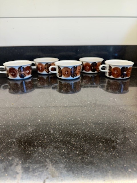 Read more about the article Set of 5 Arabia of Finland ROSMARIN (BROWN) Hand painted Flat Cup