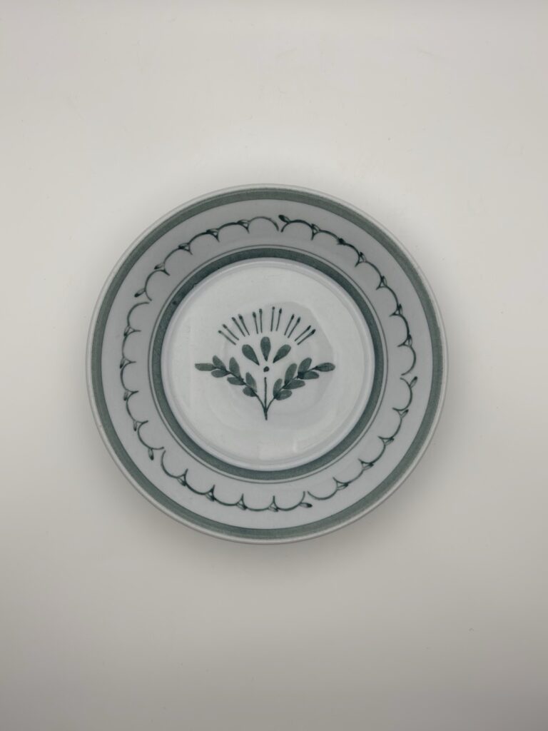 Read more about the article Set Of 2 Arabia Finland Green Thistle Handpainted Dessert Plates 5”