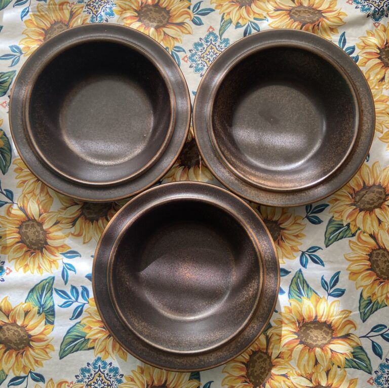 Read more about the article Arabia Finland Ruska Stoneware 6 7/8″ Rim Cereal Soup Bowls Set of 3 Brown