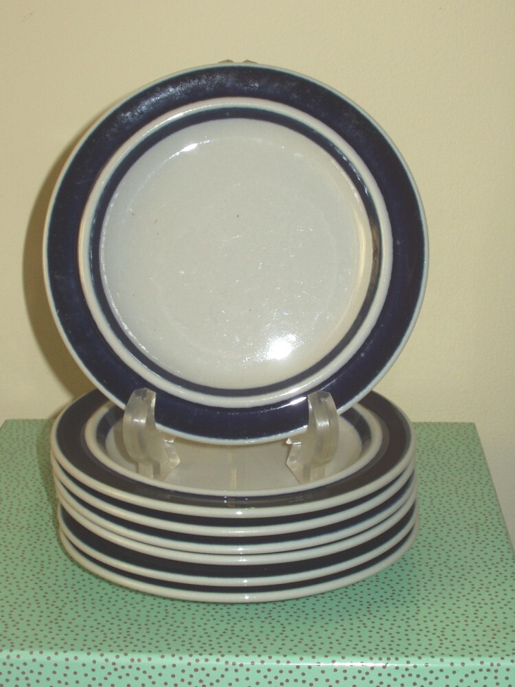 Read more about the article SEVEN Vintage Arabia of Finland Anemone Blue 7″ Bread and Butter Plates