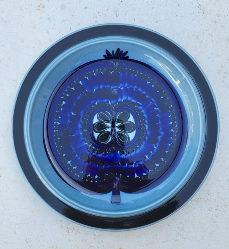 Read more about the article ARABIA POTTERY FINLAND GOG BLUE FRUCTUS POMEGRANATE CHOP PLATE 33.5CM