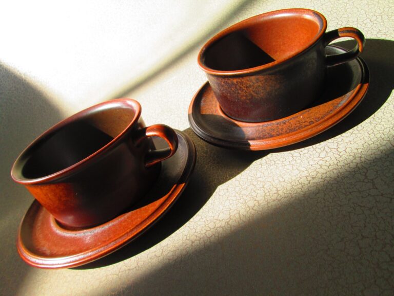 Read more about the article Arabia Finland Ruska Cups and Saucers (2) Earthenware Brown Pottery Mugs