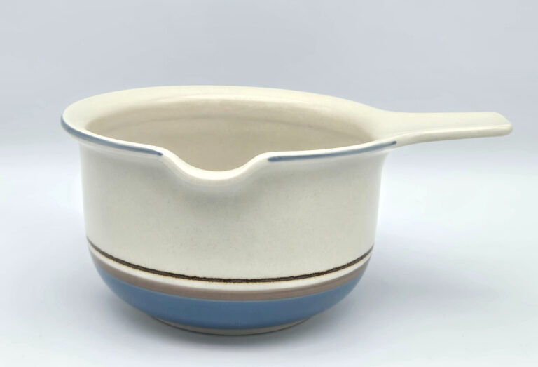 Read more about the article Arabia of Finland Uhtua Sauce or Gravy Bowl W/Handle Spout Blue Stripe Vtg