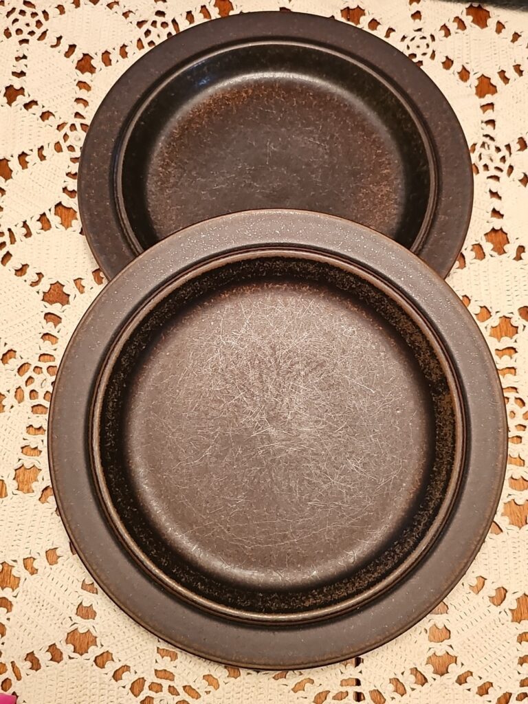 Read more about the article Vintage Set of 2 Arabia Finland Ruska Dinner Plates 10″