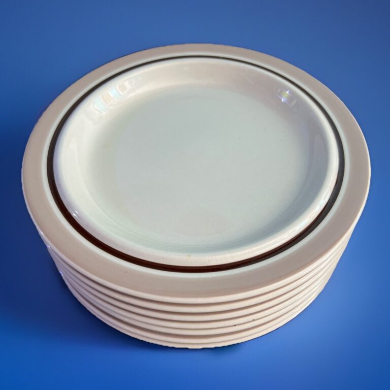 Read more about the article Arabia Finland Koralli  7 3/4″ Bread Butter Dessert Plates SET of 7 Mauve Brown