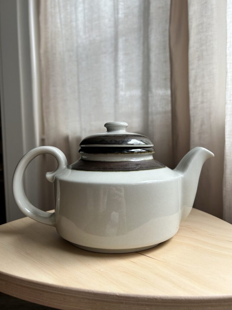 Read more about the article Vintage MCM ARABIA FINLAND Karelia Pottery 5 Cup Tea Pot