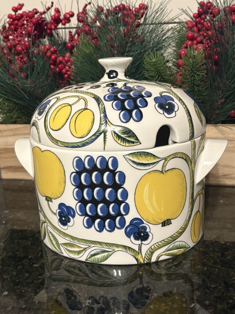 Read more about the article Paratiisi Tureen Arabia of Finland 8″ With Lid Blue and Yellow Fruit