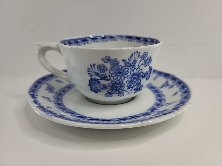 Read more about the article Vintage Arabia Finland Old Blue Finn Flower Tea Cup and Saucer Set Blue and White