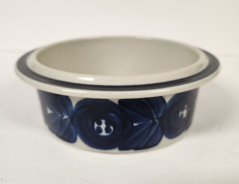 Read more about the article Arabia Finland Anemone Blue Round Casserole Rimmed Serving Bowl
