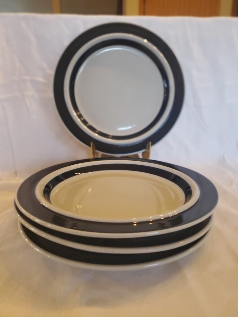 Read more about the article Lot Of 4 Arabia Finland Anemone 10″ Dinner Plates Cobalt Blue Rim VTG ‘70s