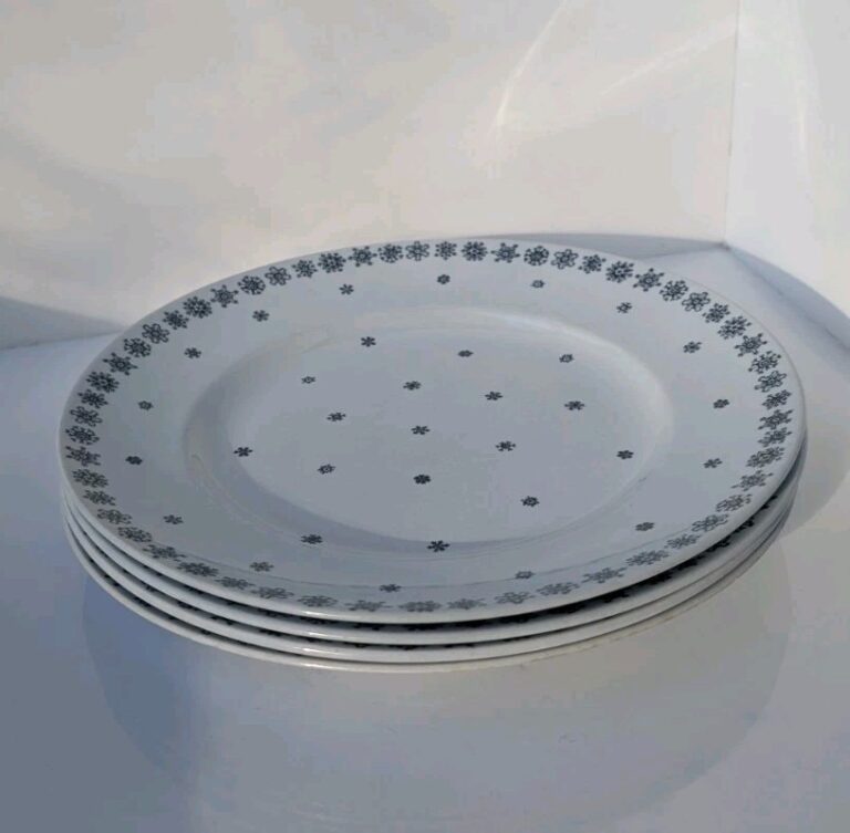 Read more about the article (4) Arabia Snowflake Dinner Plates –  10 1/2″ Finland SEE PICTURES/DESC AS-IS